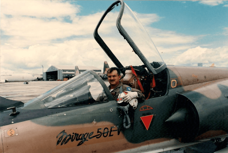 Martín Lon Blanco en la cabina de un Mirage 50EV de la Fuerza Aérea Venezolana